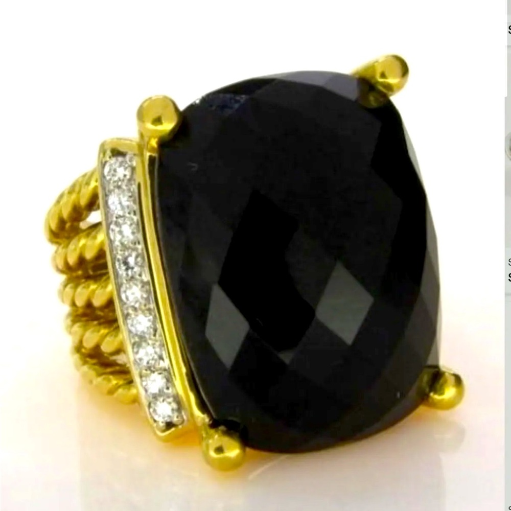 David Yurman 18K yellow gold Wheaton Ring with Black Onyx and Diamond . Size 6.